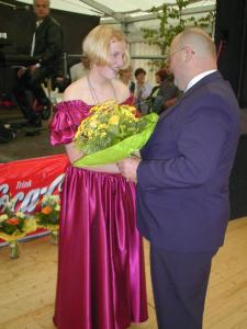 Ortsbürgermeister Theo gratuliert Jugendkönigin Kristin Kammer